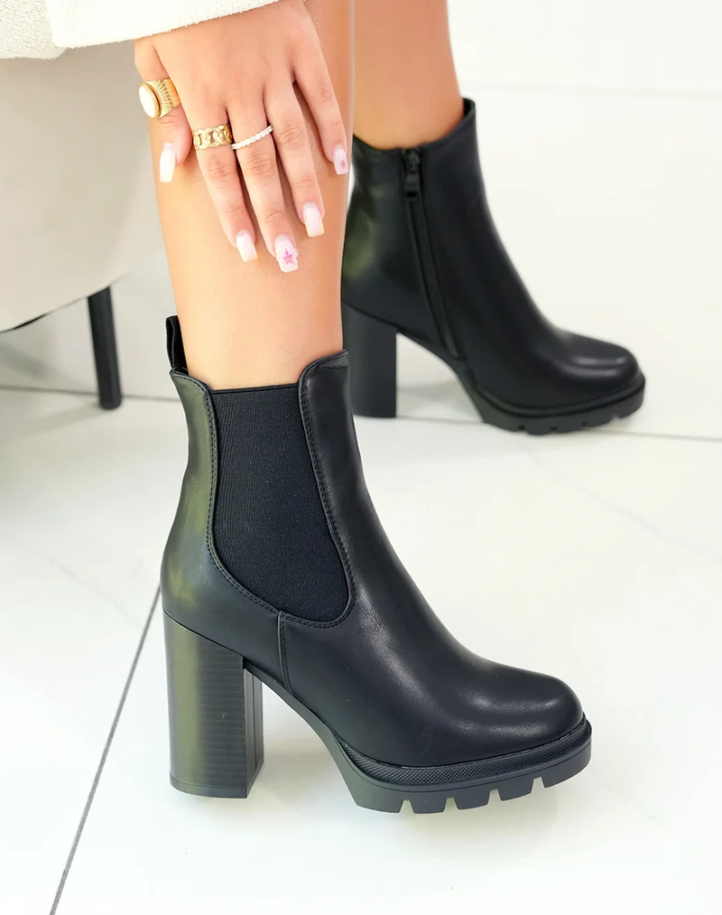 Bottines noires à talon et semelle légèrement crantée