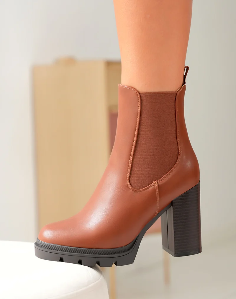 Bottines camel à talon et semelle légèrement crantée