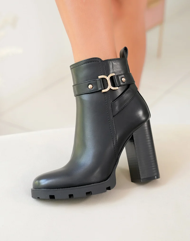 Bottines noires à détails dorées et lanières entrelacées