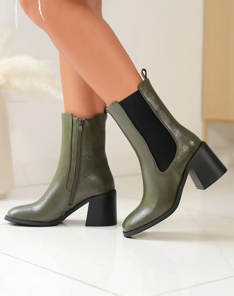 Bottines Kaki en Vogue avec Talon Carré et Finition Brillante