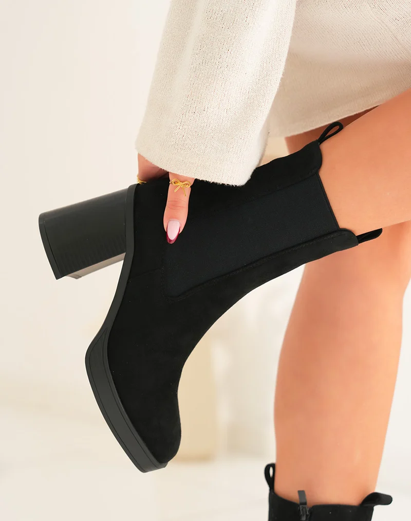 Bottines noires en suédine montant style chelsea à talon