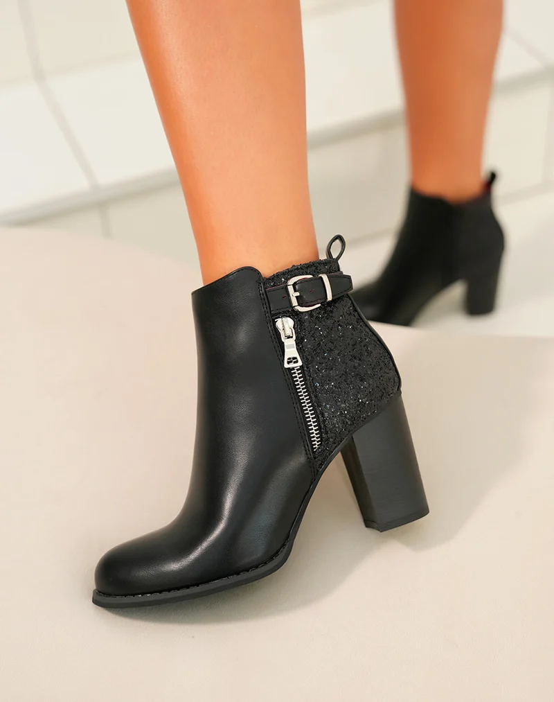 Bottines noires à talons pailletées avec sangle