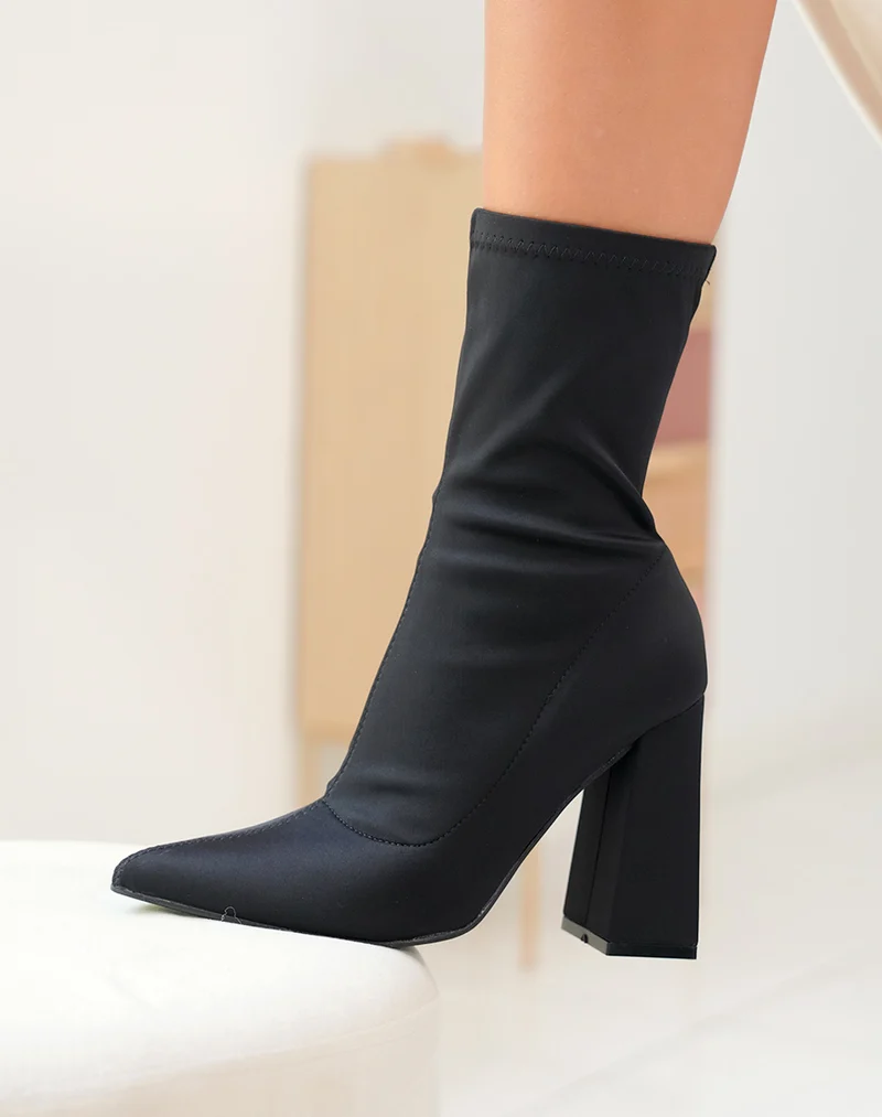 Bottines à talon en tissu noir et à bout pointu