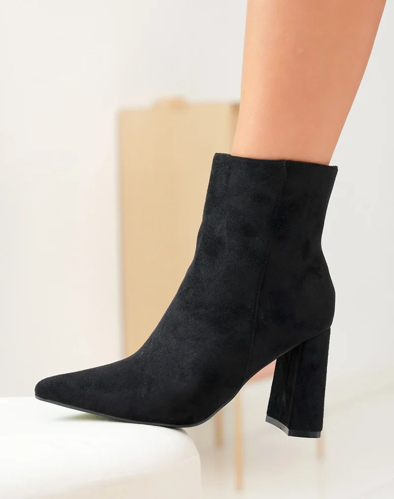 Bottines à talon en suédine noire à bout pointu