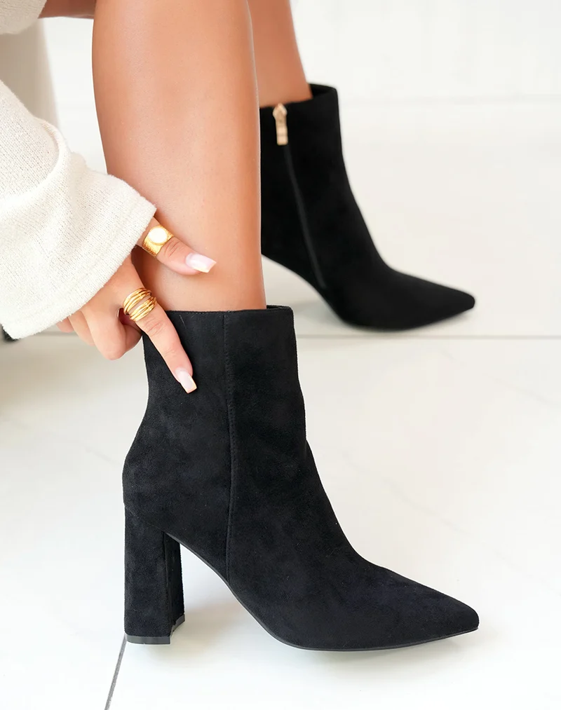 Bottines à talon en suédine noire à bout pointu