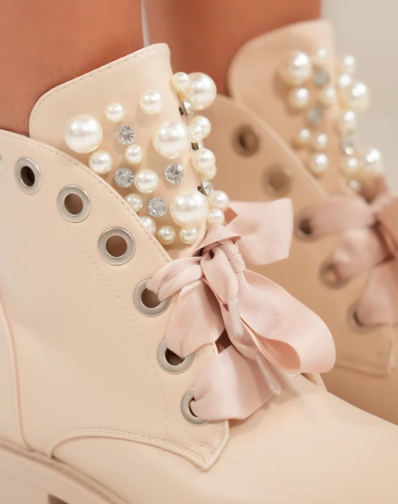 Bottines beiges à lacets épais et ajourées de perles