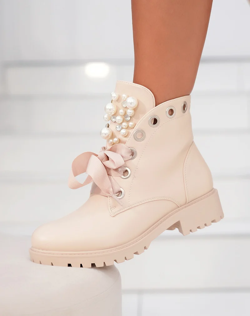 Bottines beiges à lacets épais et ajourées de perles