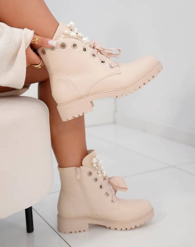 Bottines beiges à lacets épais et ajourées de perles