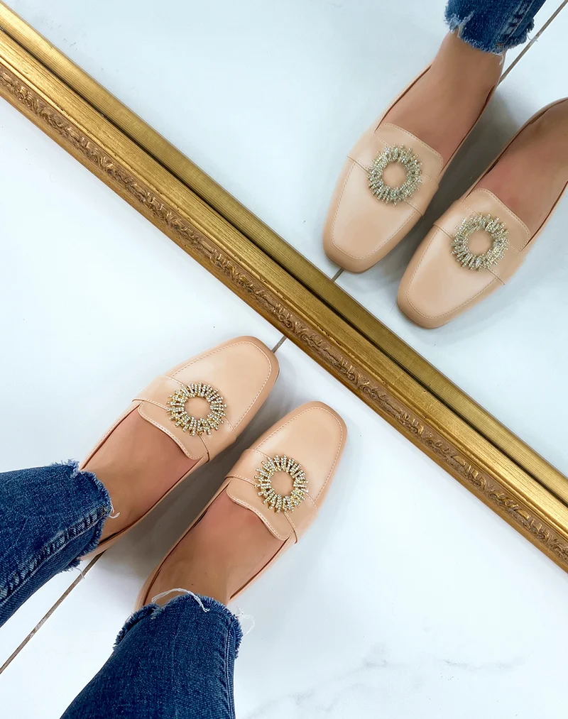 Mocassins beiges avec détail doré