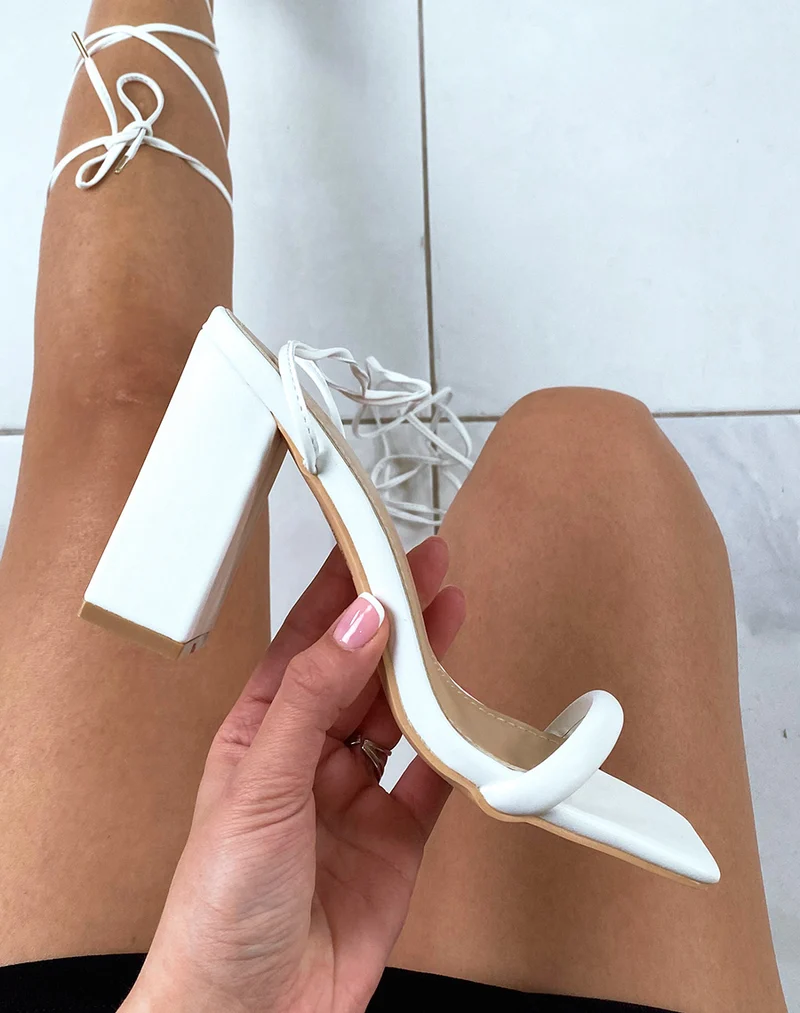 Sandales blanches à lacets et fine bride à talon