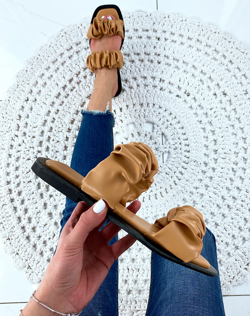 Sandales plates en simili cuir camel