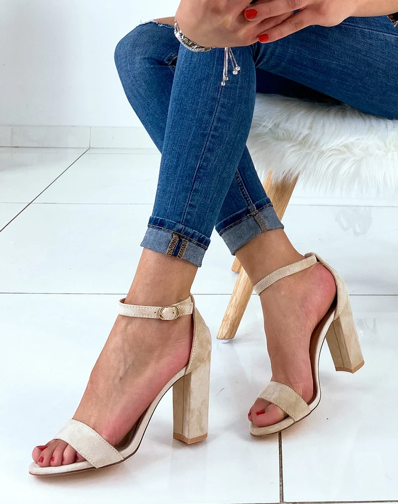 Sandales en suédine beiges à talons carrés