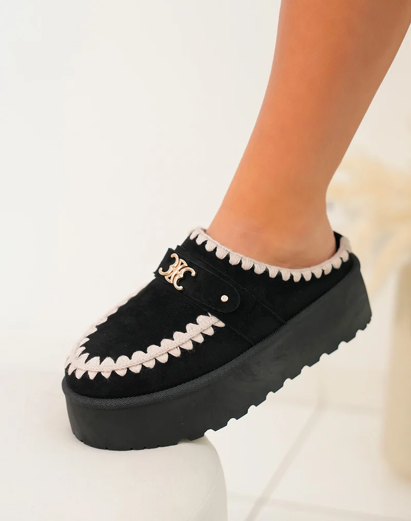Mules femme noires tendance avec broderies beige et détail doré