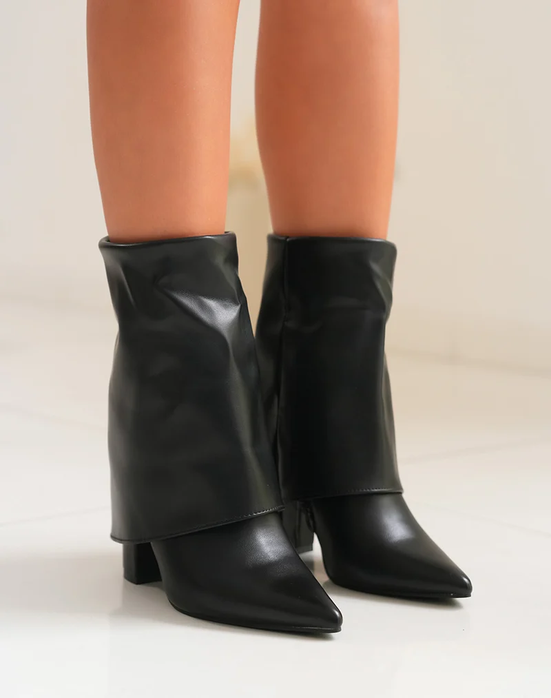Bottines montantes noires repliées à bout pointus