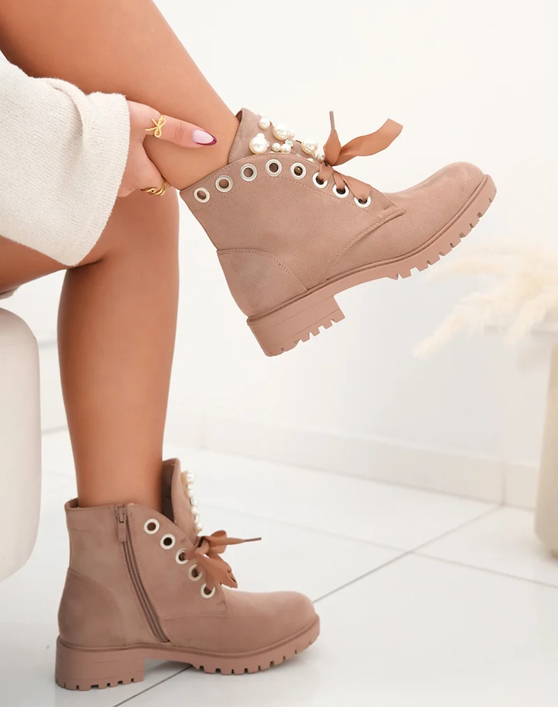 Bottines en suédine taupe clair à lacets épais et ajourée de perles