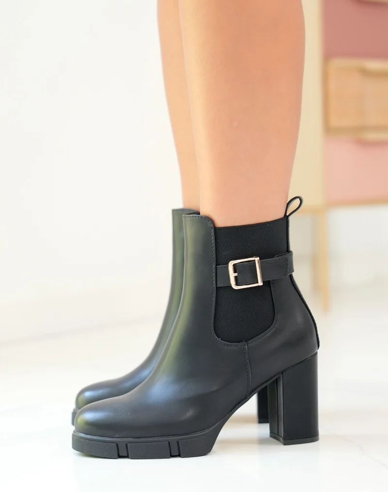 Bottines noires à talon à boucle dorée