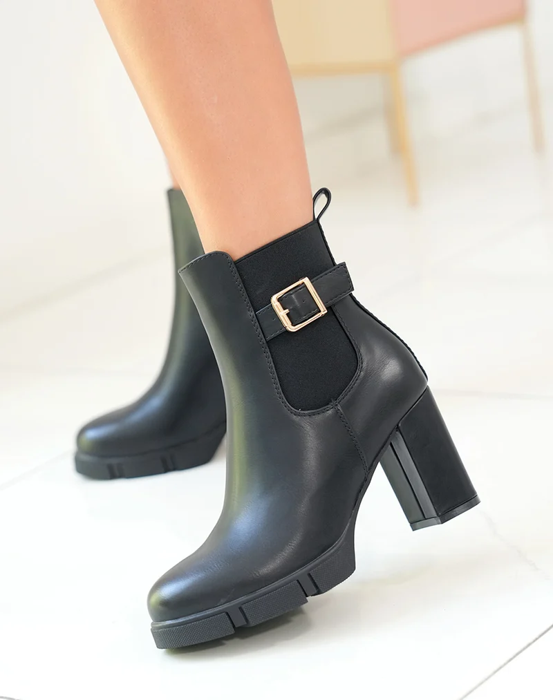 Bottines noires à talon à boucle dorée