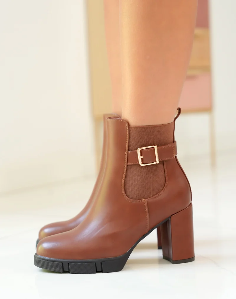 Bottines camel à talon à boucle dorée