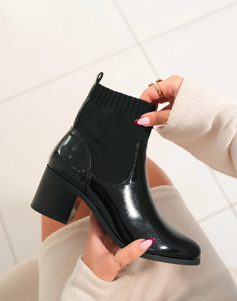 Bottines Noires Vernies à Talons Effet Chaussette - La Fusion de l'Élégance et du Confort Moderne