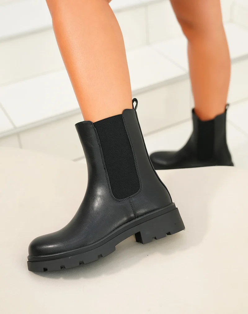 Bottines noires montantes style chelsea avec semelle crantée pour femme