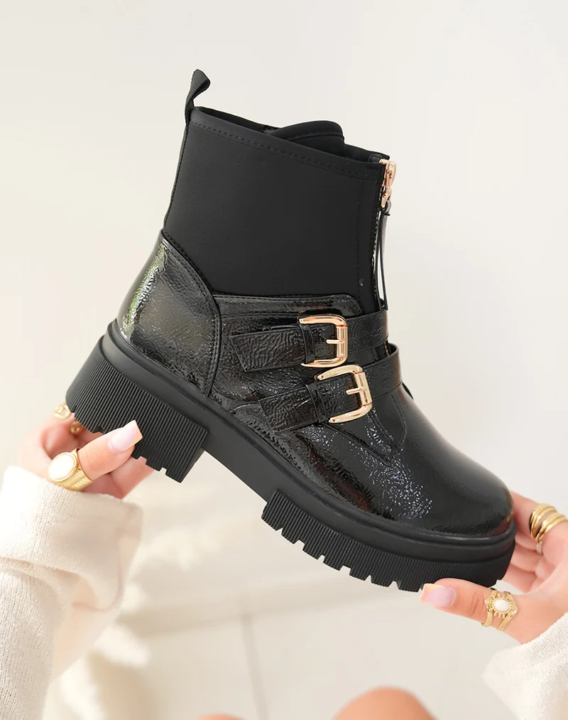 Bottines en vinyle noir: Audace et raffinement