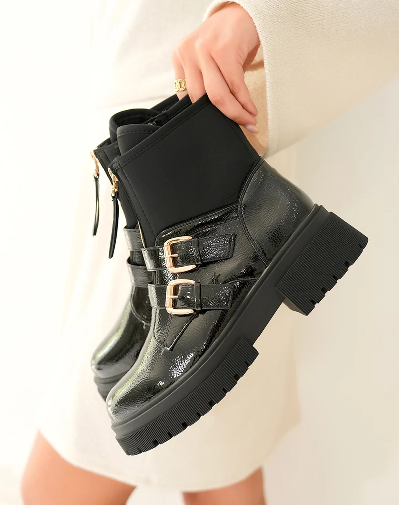 Bottines en vinyle noir: Audace et raffinement
