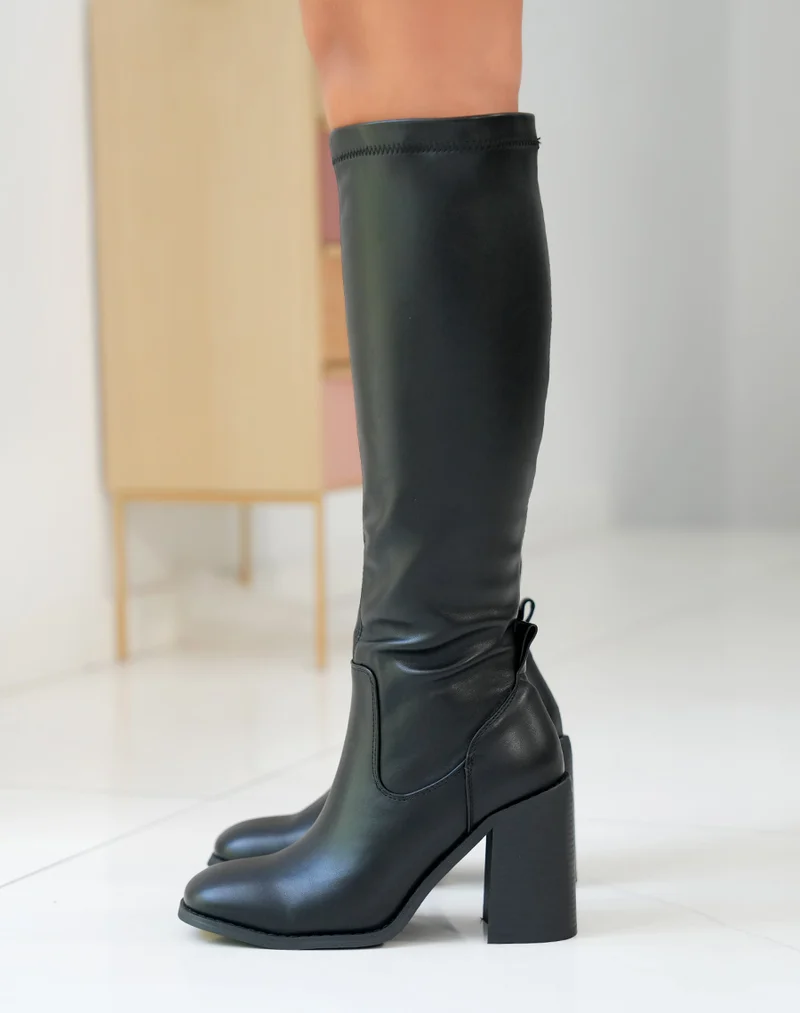 Bottes Noires à Talon Épais : Un Classique Audacieux