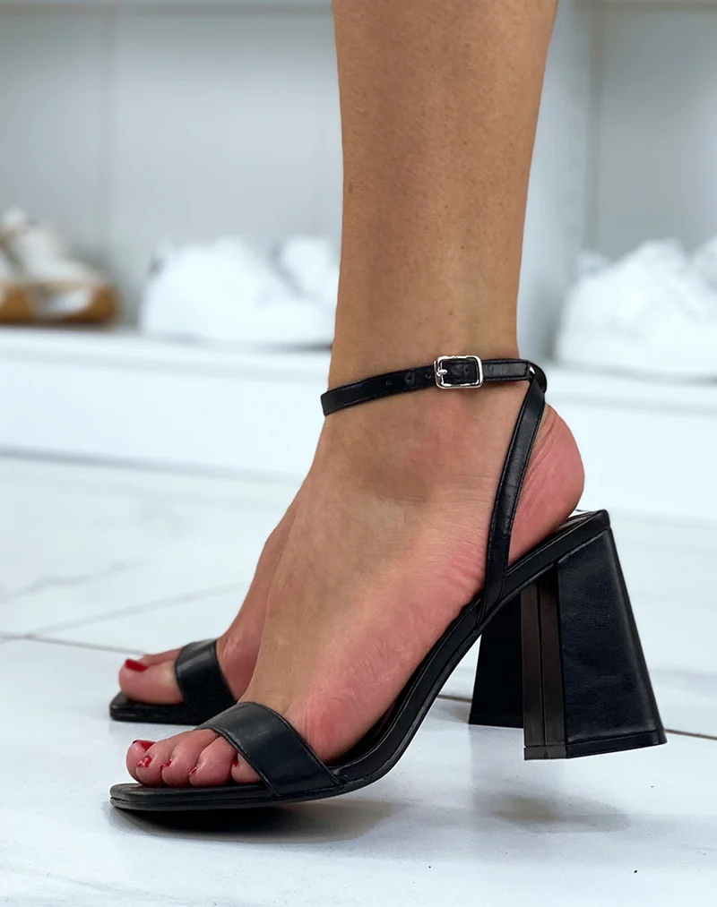 Sandales à talons noires avec talons épais et bride ajustable