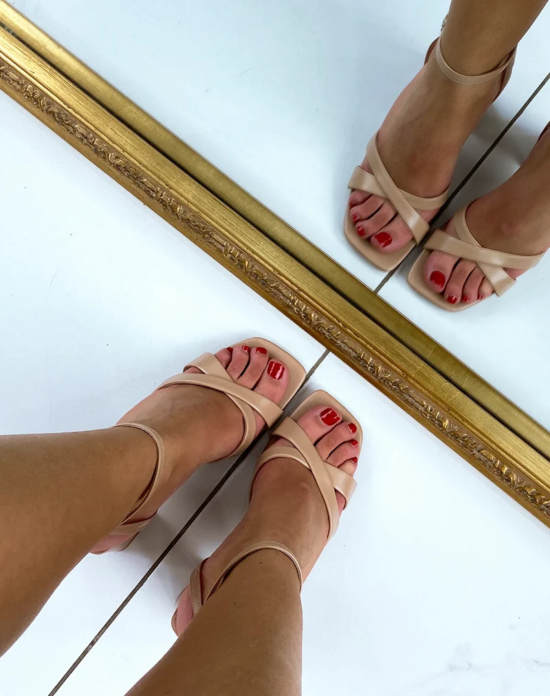 Sandales beiges à brides entrecroisées et talon épais