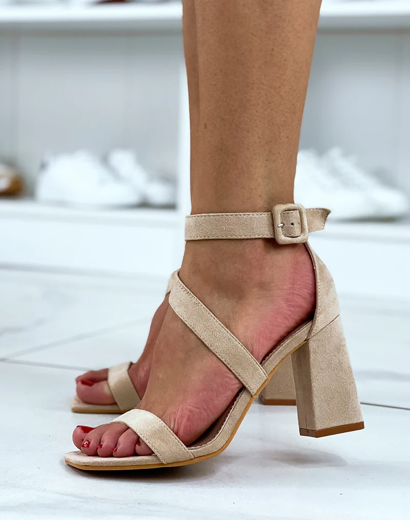 Sandales à talons en suédine beige et bout carré
