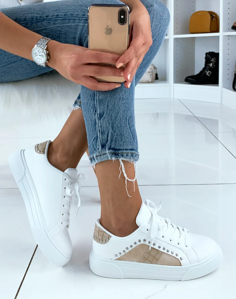 Baskets cloutées blanches et beiges effet croco