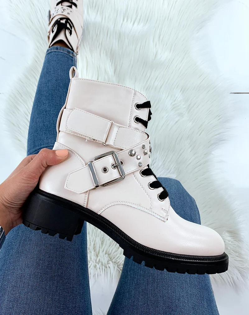 Bottines montantes beiges à lanières cloutées