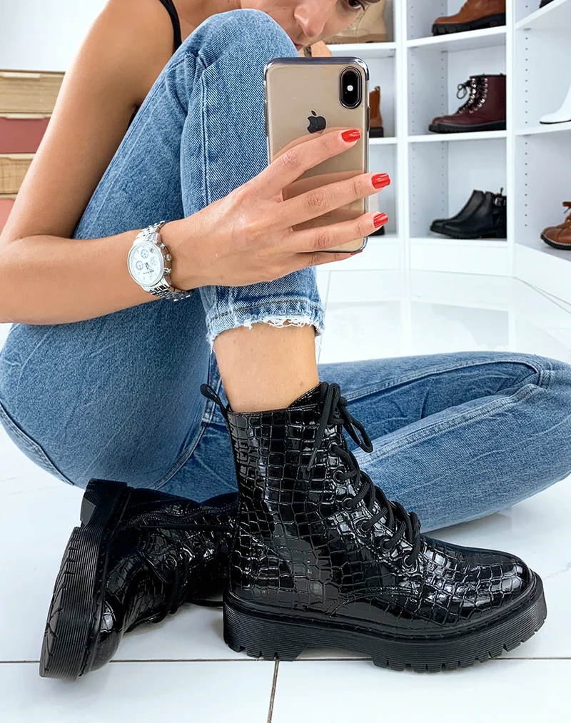 Bottines vernies noires effet croco à gros lacets
