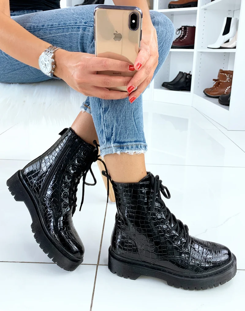 Bottines vernies noires effet croco à gros lacets