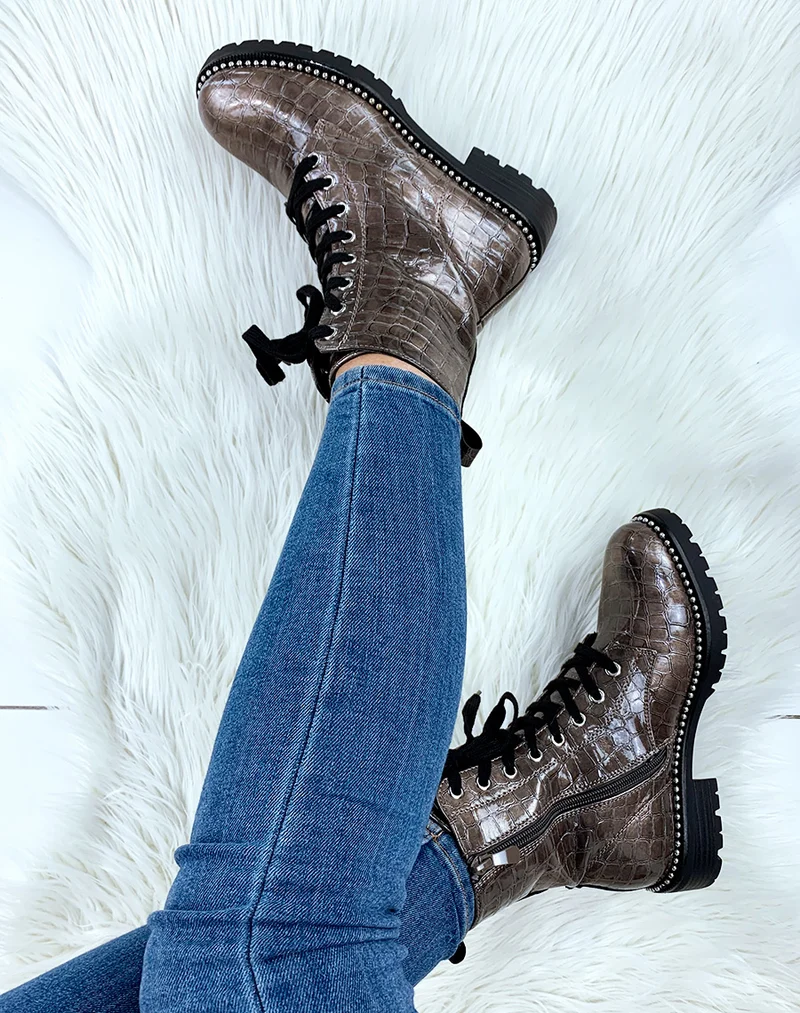 Bottines bronze croco montantes à clous