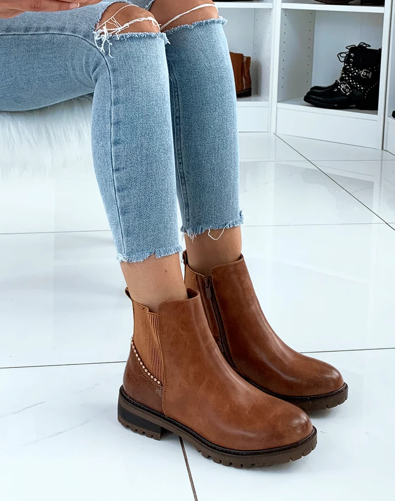 Bottines camel bi-matières à fermeture et détails clous dorés