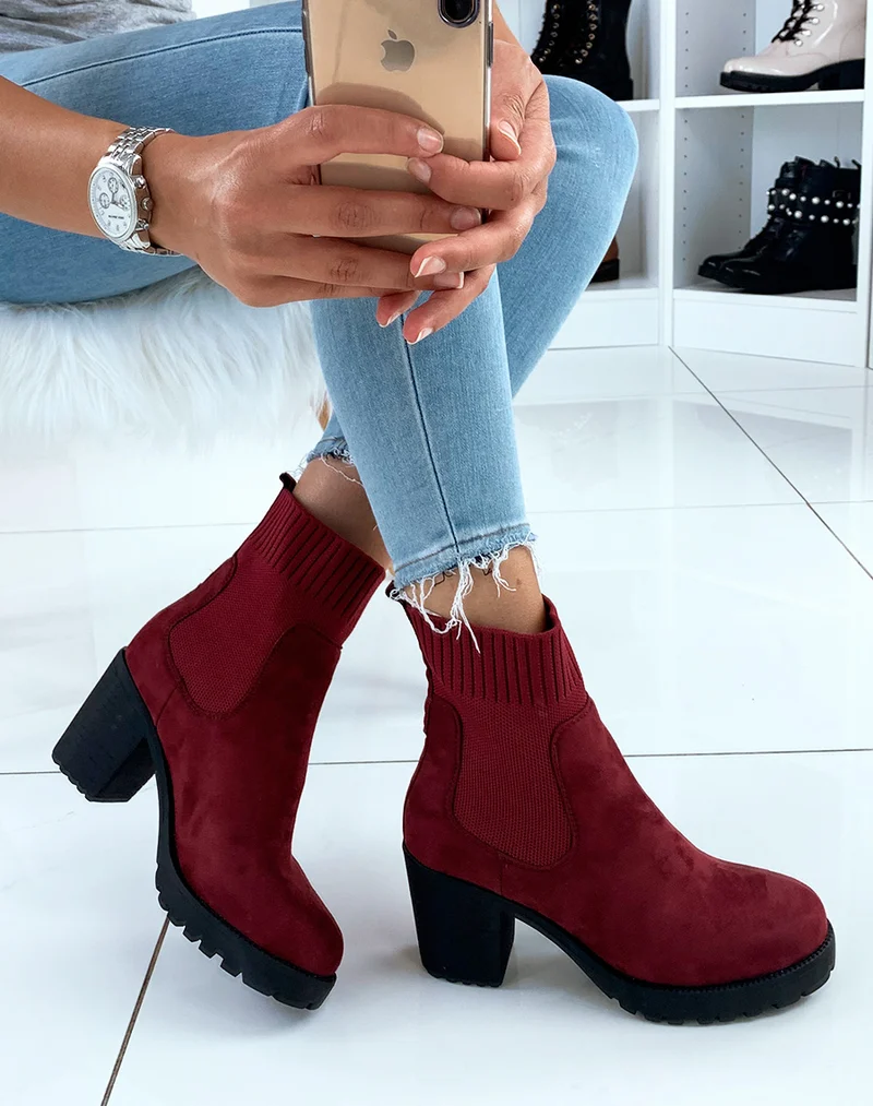 Bottines à talons en suédine bordeaux effet chaussettes
