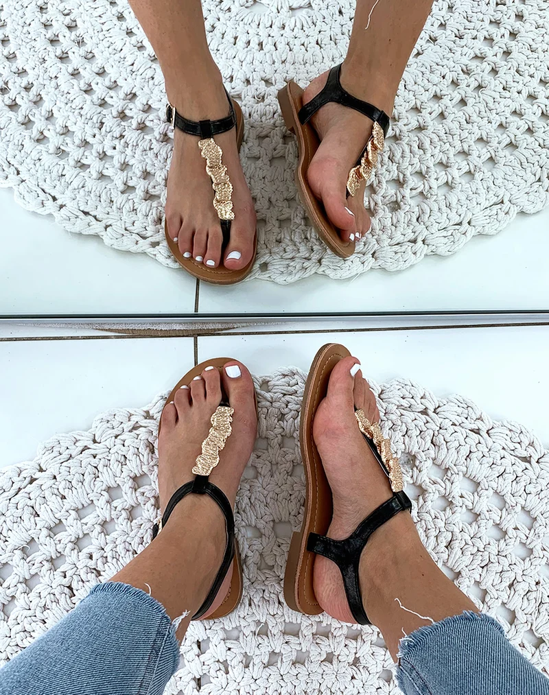 Nu-pieds noires?? bijoux dor?s?frapp?s