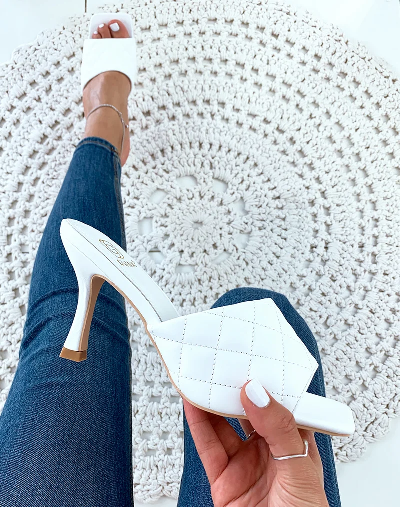 Mules blanches à talons et à larges brides matelassées