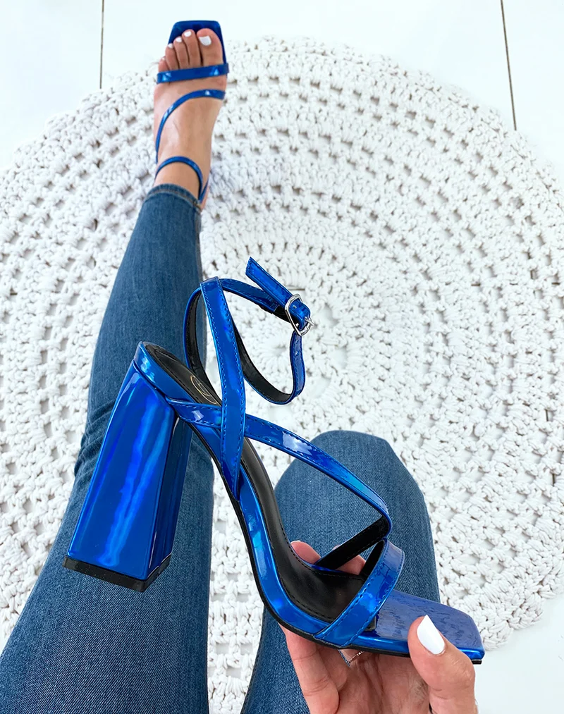 Sandales bleues effet holographique à talons et à multiples lanières