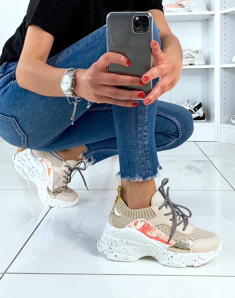 Baskets beiges bi-matières à plateforme et empiècements holographiques