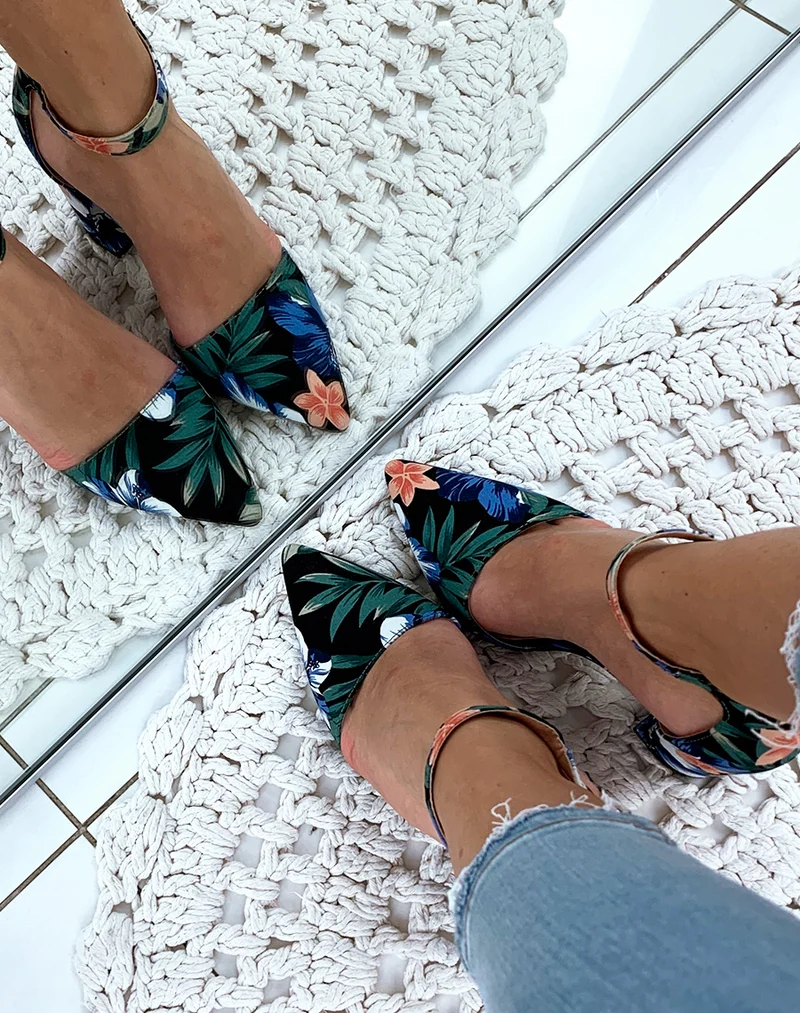 Escarpins à talons carrés et à bouts pointus au motif floral foncé