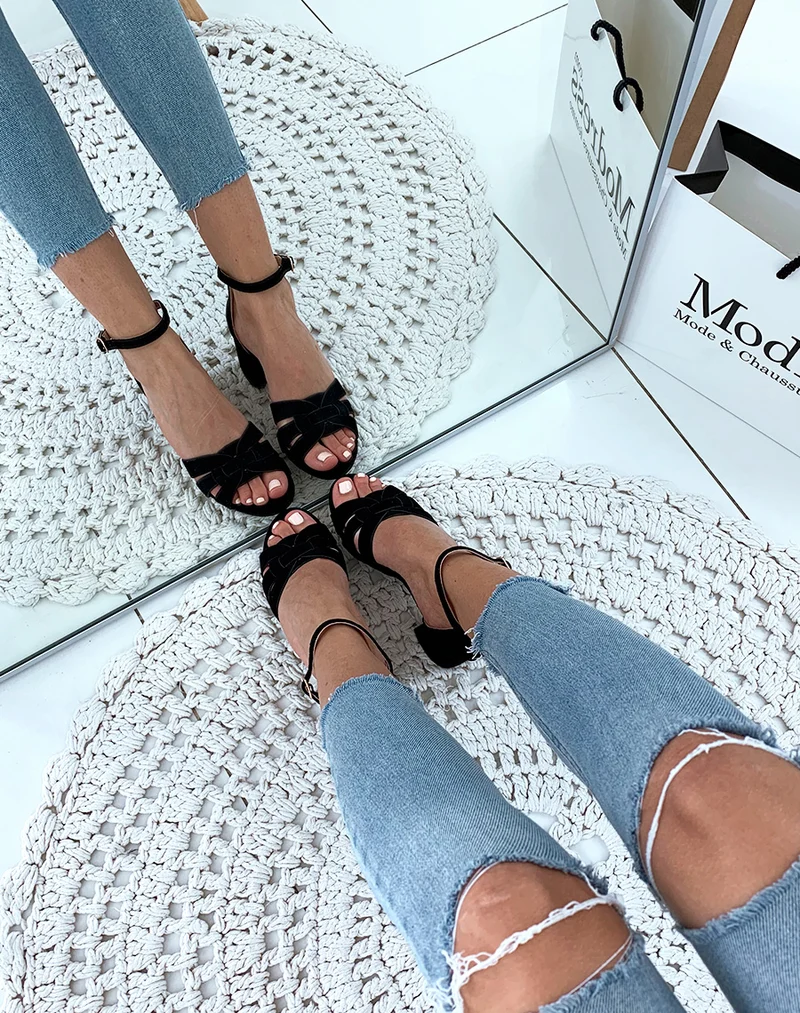 Sandales en suédine noires à petits talons carrés et larges brides fantaisies
