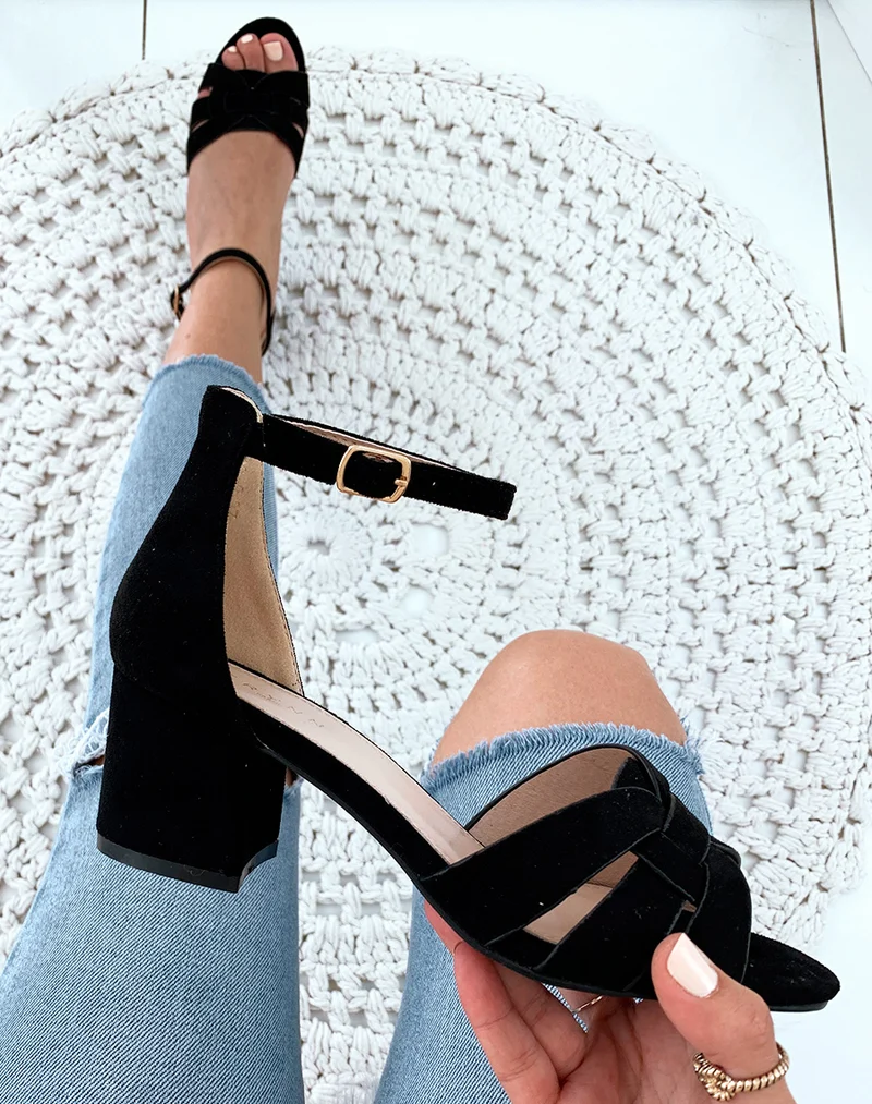 Sandales en suédine noires à petits talons carrés et larges brides fantaisies