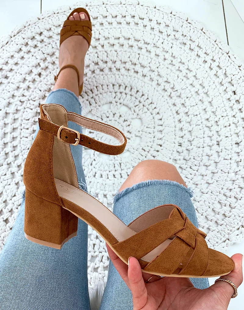 Sandales en suédine camel à petits talons carrés et larges brides fantaisies