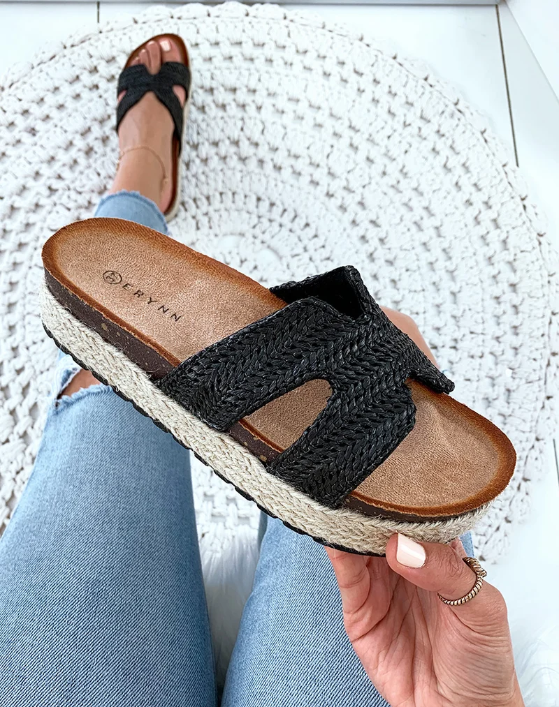 Mules noires en raphia tressé