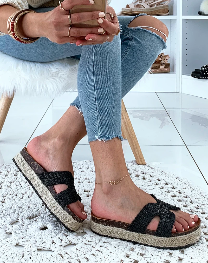 Mules noires en raphia tressé
