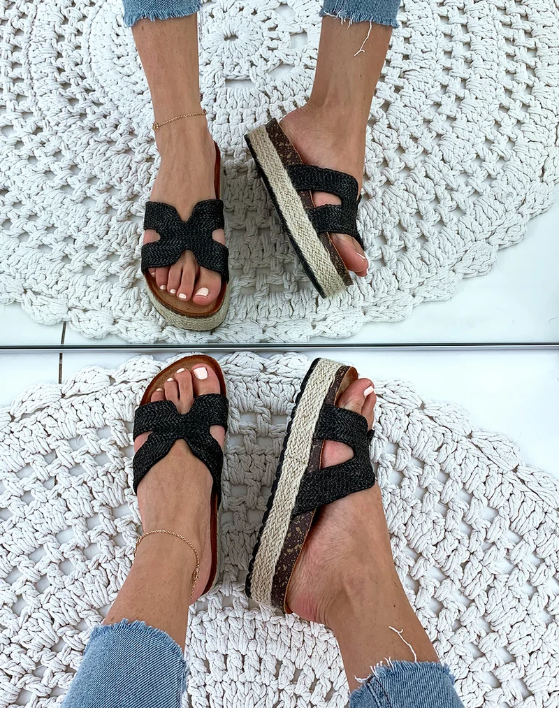 Mules noires en raphia tressé