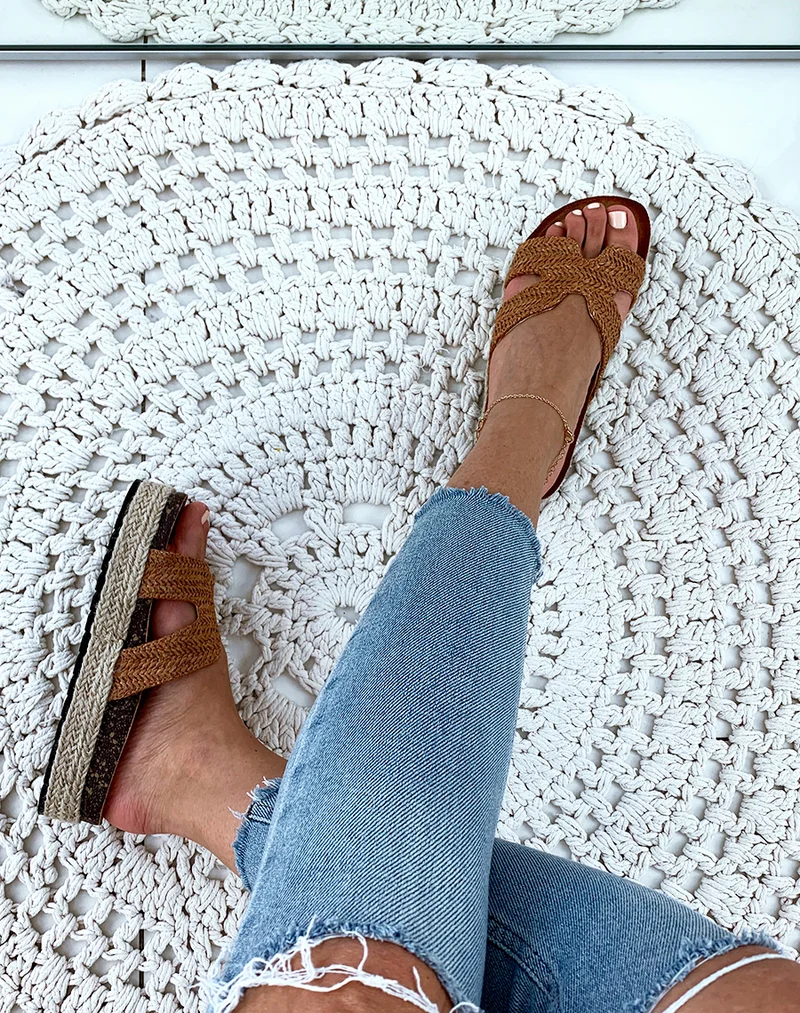 Mules camel en raphia tressé