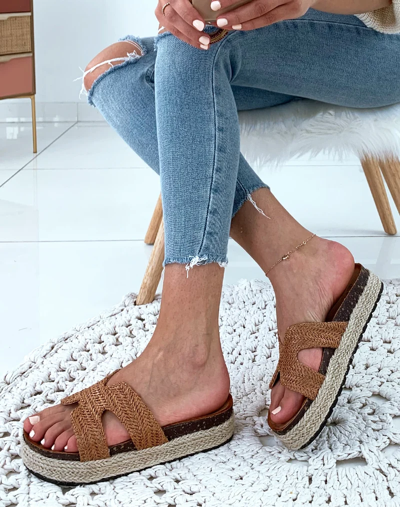 Mules camel en raphia tressé